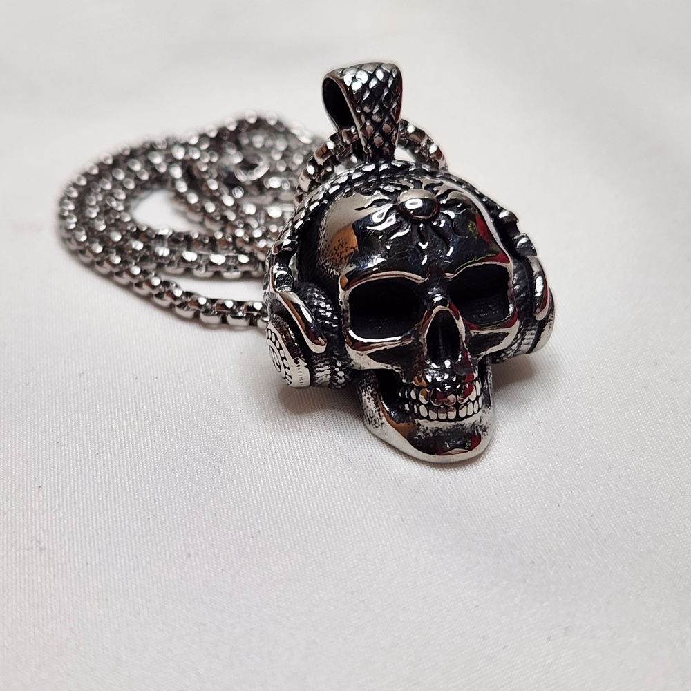 Stainless Steel Skull Necklace w/ Headphones and Sun Detail Chain Incl NWOT - Picture 3 of 9